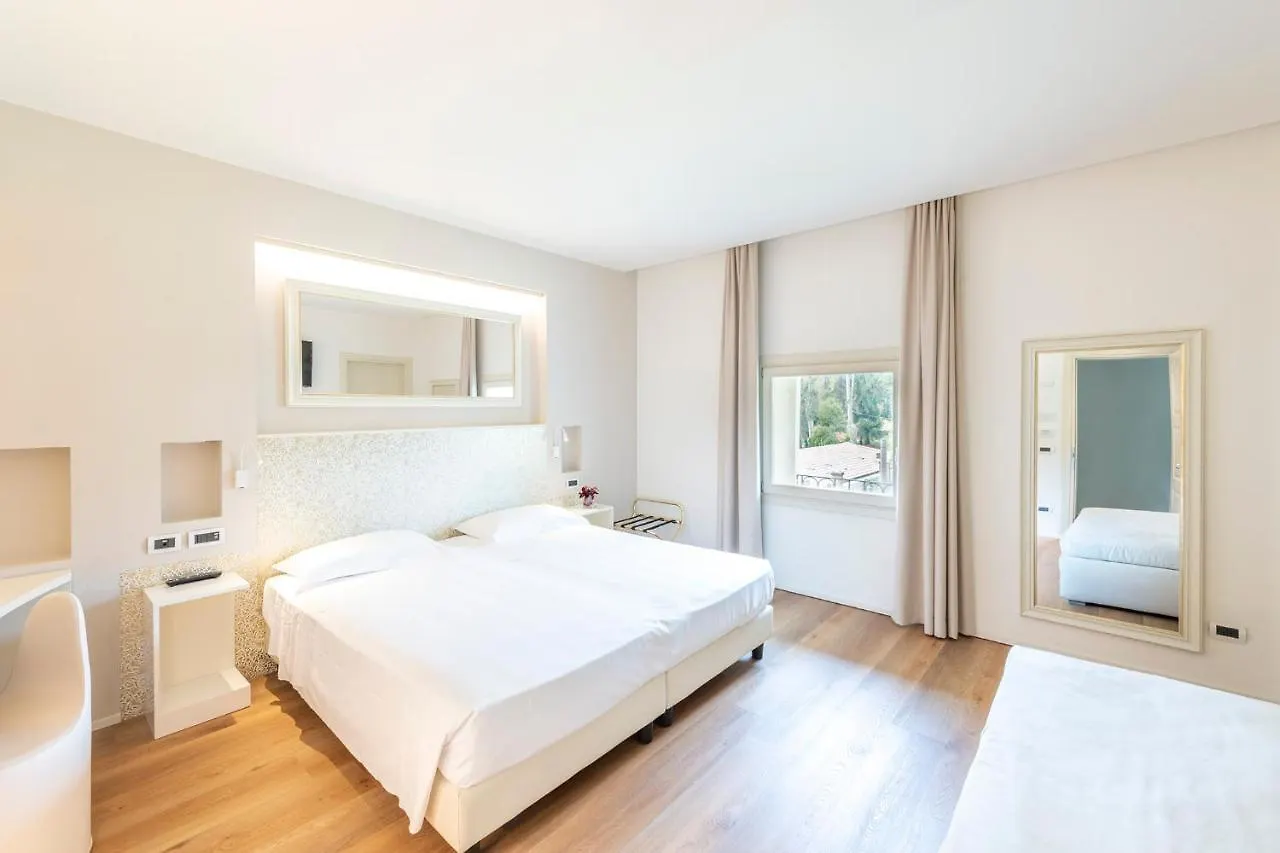 Hotel Villa I Pini Malo  Italy