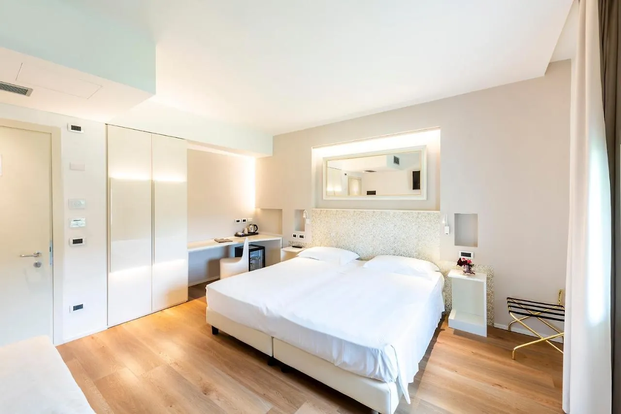 Hotel Villa I Pini Malo  4*, Malo (Vicenza) Italy